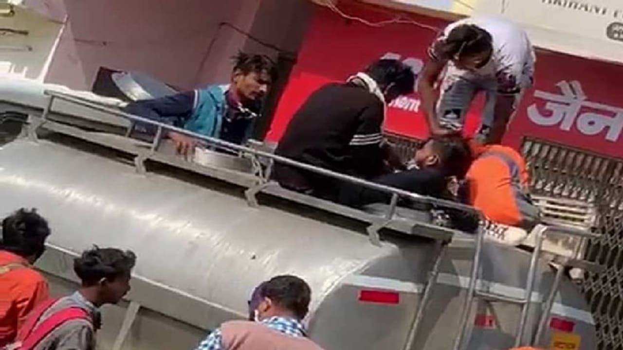 दूध के टैंकर में छिपकर देहरादून से बिजनौर पहुंचे 16 लोग, देखकर सभी हैरान दूध के टैंकर में छिपकर देहरादून से बिजनौर पहुंचे 16 लोग, देखकर सभी हैरान