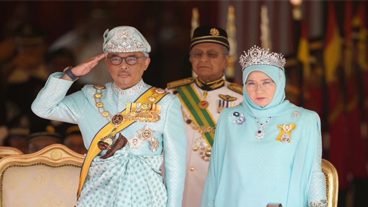 मलेशिया राजमहल के 7 कर्मचारी कोरोना से संक्रमित, राजा रानी ने खुद को किया क्वारेंटाइन मलेशिया राजमहल के 7 कर्मचारी कोरोना से संक्रमित, राजा रानी ने खुद को किया क्वारेंटाइन