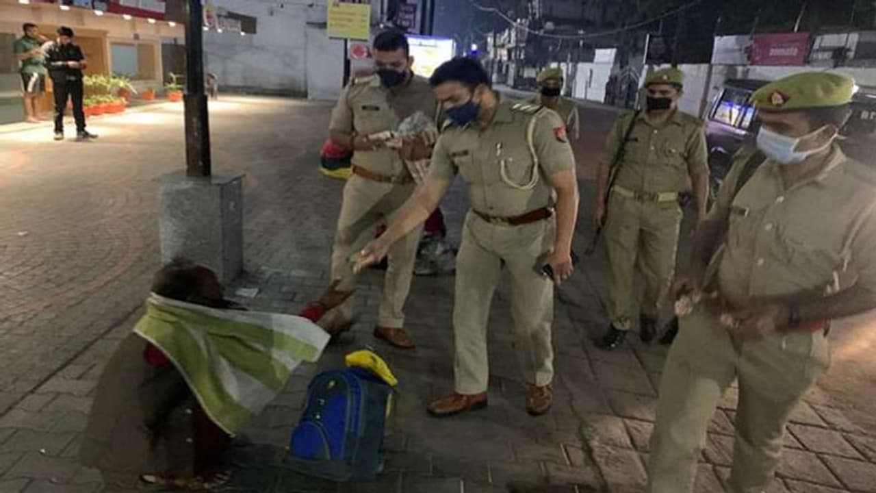 लॉकडाउन: दो दिन से भूखे परिवार ने पुलिस को फोन कर बताई आपबीती, पुलिस ने आधे घंटे में पहुंचाई मदद लॉकडाउन: दो दिन से भूखे परिवार ने पुलिस को फोन कर बताई आपबीती, पुलिस ने आधे घंटे में पहुंचाई मदद