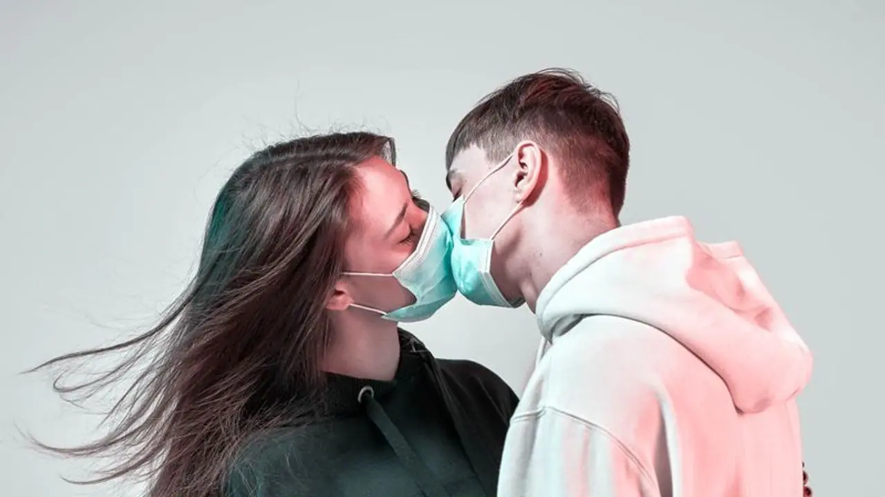 கொரோனா முகாமில் தப்பியோடிய மதுரை இளைஞர்... காதலியுடன் தனியறையில் இருந்ததால் மாமியார் வீட்டுக்கும் பரிதாபம்.! கொரோனா முகாமில் தப்பியோடிய மதுரை இளைஞர்... காதலியுடன் தனியறையில் இருந்ததால் மாமியார் வீட்டுக்கும் பரிதாபம்.!