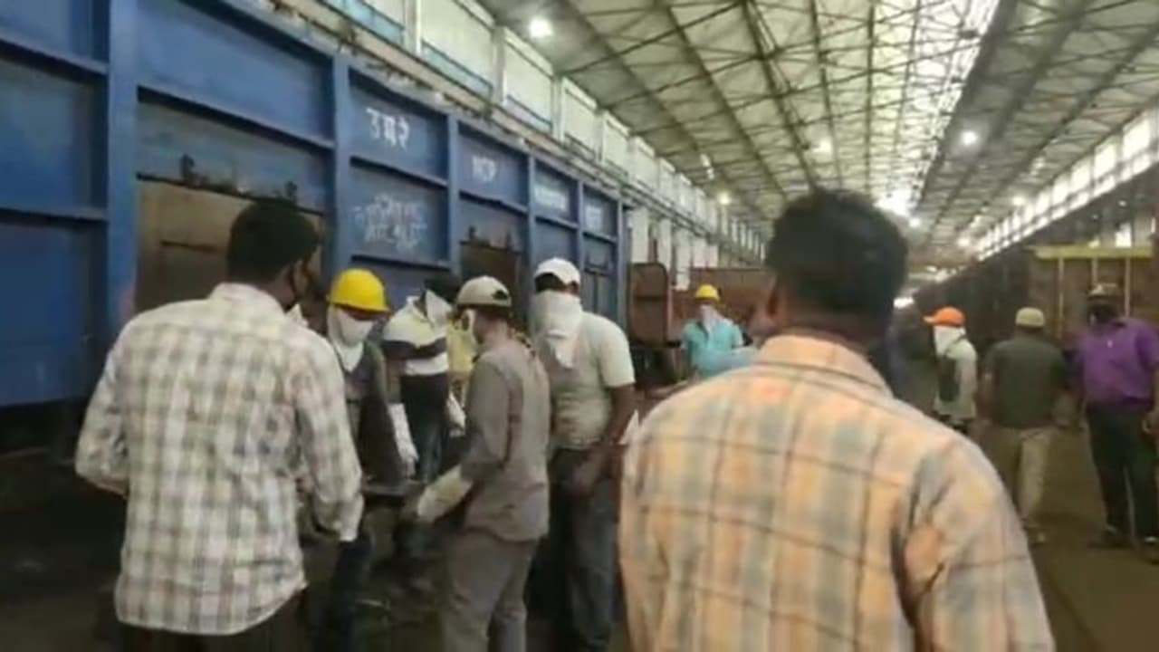 ঘাড়ে হামলে পড়লো বলে করোনাভাইরাস, অথচ সুরক্ষার বালাই নেই রেলের ওয়ার্কশপে ঘাড়ে হামলে পড়লো বলে করোনাভাইরাস, অথচ সুরক্ষার বালাই নেই রেলের ওয়ার্কশপে