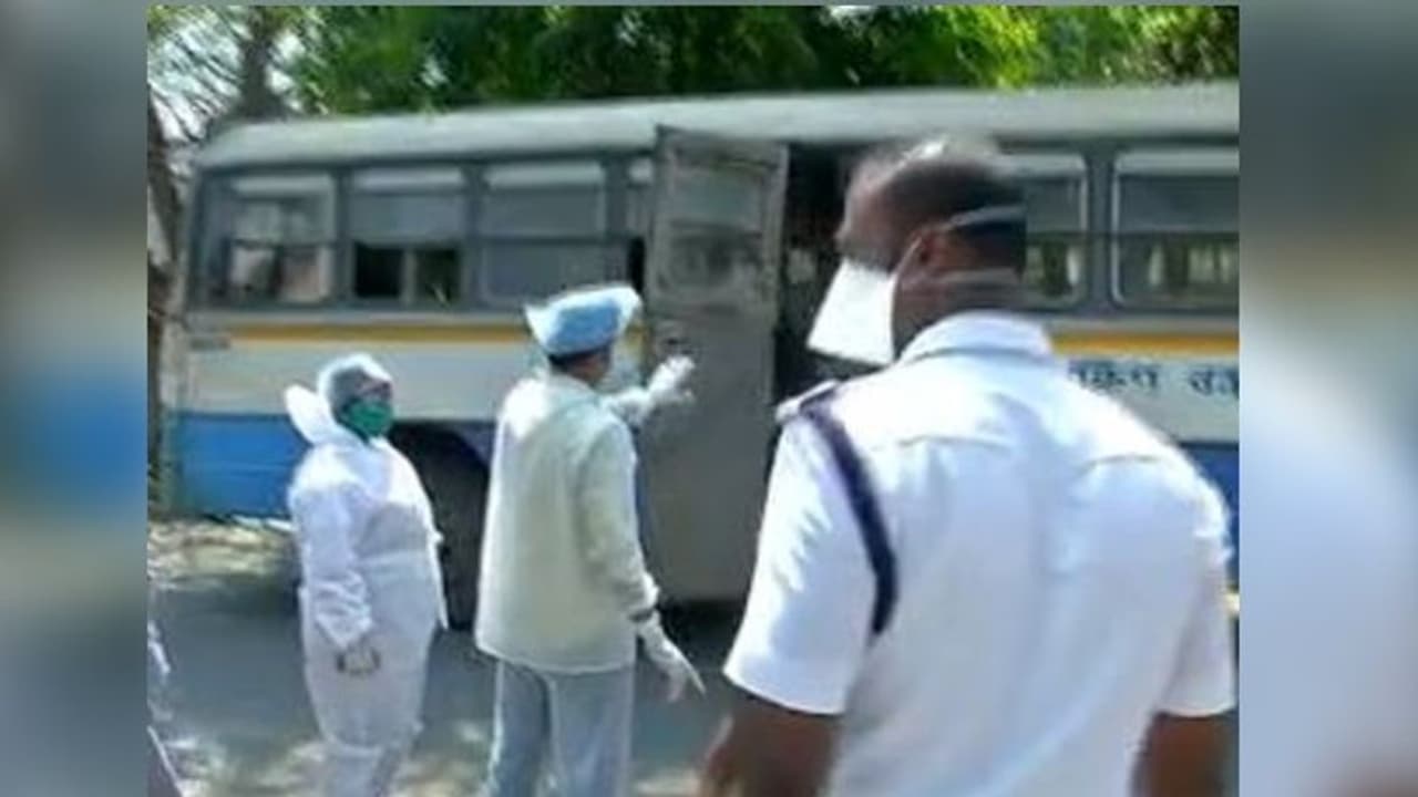 মহিলা যাত্রীর করোনা উপসর্গ, বাস নিয়ে সোজা বেলেঘাটা আইডিতে ঢুকে পড়ে চালক মহিলা যাত্রীর করোনা উপসর্গ, বাস নিয়ে সোজা বেলেঘাটা আইডিতে ঢুকে পড়ে চালক