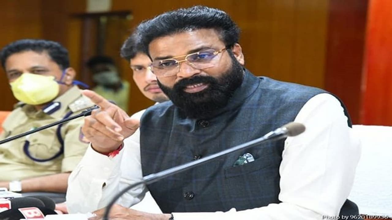 ಮತ್ತೆ ಲಾಕ್ಡೌನ್ ಸುಳಿವು ಕೊಟ್ಟ ಸಚಿವ ಶ್ರೀರಾಮುಲು ಮತ್ತೆ ಲಾಕ್ಡೌನ್ ಸುಳಿವು ಕೊಟ್ಟ ಸಚಿವ ಶ್ರೀರಾಮುಲು