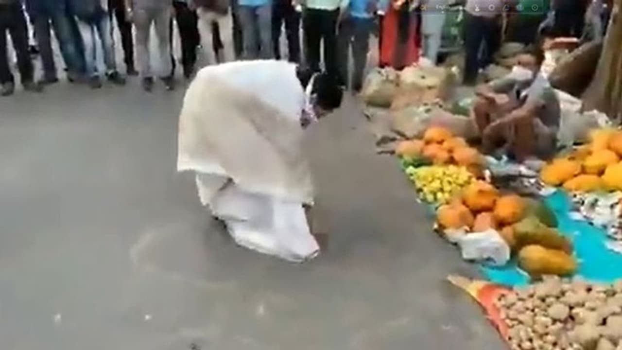 মাস্কের জন্য় হাহাকার বেলেঘাটা আইডিতে, লকডাউনে রাস্তায় দাগ কাটছেন মুখ্য়মন্ত্রী মাস্কের জন্য় হাহাকার বেলেঘাটা আইডিতে, লকডাউনে রাস্তায় দাগ কাটছেন মুখ্য়মন্ত্রী