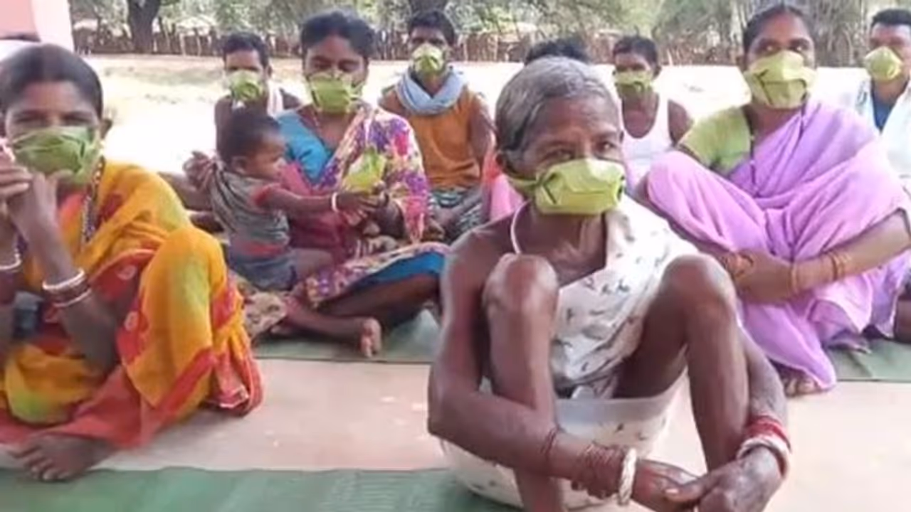 കൊവിഡിനെ പ്രതിരോധിക്കാൻ പനയോലകള്‍ കൊണ്ട് തയാറാക്കിയ മാസ്കുകൾ കെട്ടി ആദിവാസി ജനത