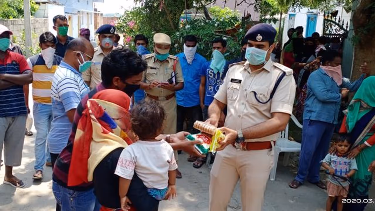 లాక్డౌన్: పేదల అవస్థలు.. పెద్ద మనసు చాటుకున్న సిరిసిల్ల ఎస్పీ లాక్డౌన్: పేదల అవస్థలు.. పెద్ద మనసు చాటుకున్న సిరిసిల్ల ఎస్పీ