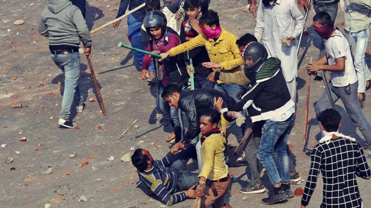 दिल्ली हिंसा: 7 आरोपियों को जमानत, वकील ने दी थी झूठे आरोप की दलील दिल्ली हिंसा: 7 आरोपियों को जमानत, वकील ने दी थी झूठे आरोप की दलील