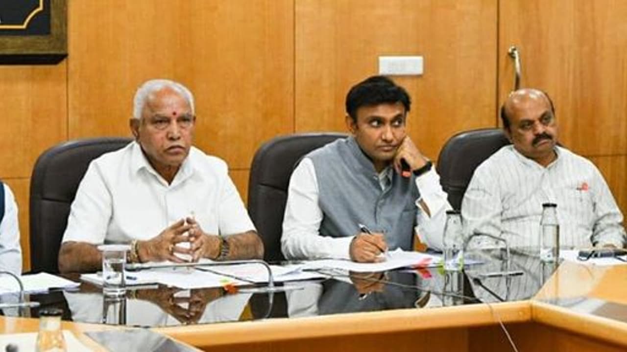 ಲಾಕ್ಡೌನ್: ಮತ್ತಷ್ಟು ಕಟ್ಟುನಿಟ್ಟಿನ ಕ್ರಮ ಕೈಗೊಂಡ ಸಿಎಂ, ಹೊರಗೆ ಬಂದ್ರೆ ಅಷ್ಟೇ ಕಥೆ..! ಲಾಕ್ಡೌನ್: ಮತ್ತಷ್ಟು ಕಟ್ಟುನಿಟ್ಟಿನ ಕ್ರಮ ಕೈಗೊಂಡ ಸಿಎಂ, ಹೊರಗೆ ಬಂದ್ರೆ ಅಷ್ಟೇ ಕಥೆ..!