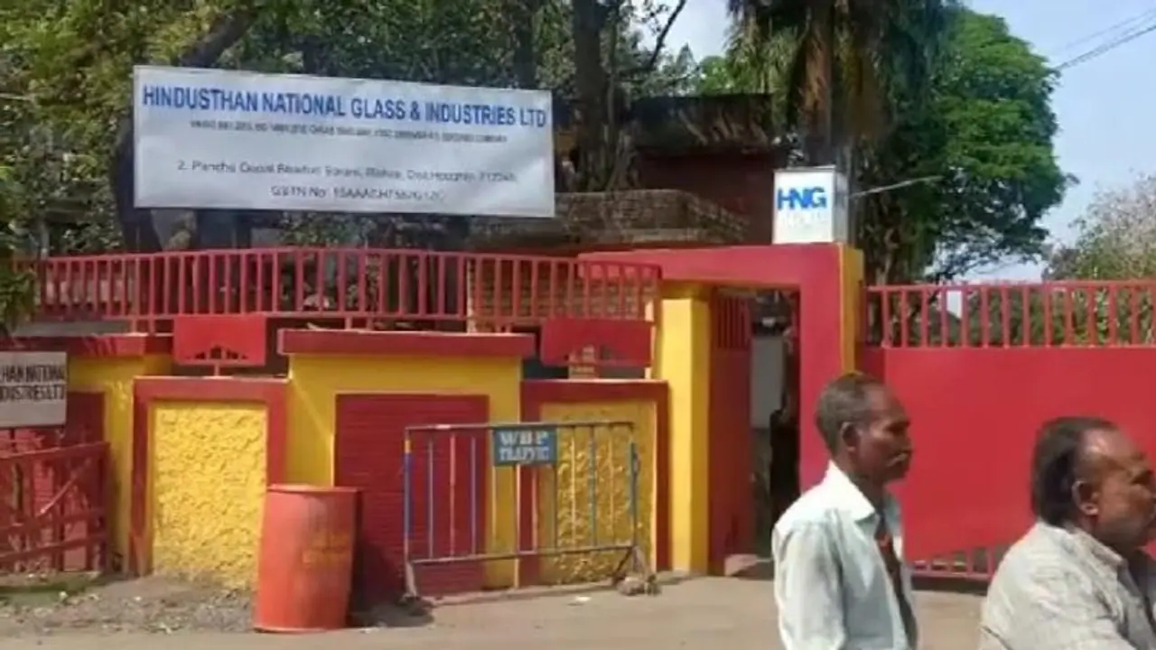 সরকারি নির্দেশকে বুড়ো আঙুল, লকডাউনেও ছুটি নেই গ্লাস কারখানার শ্রমিকদের সরকারি নির্দেশকে বুড়ো আঙুল, লকডাউনেও ছুটি নেই গ্লাস কারখানার শ্রমিকদের