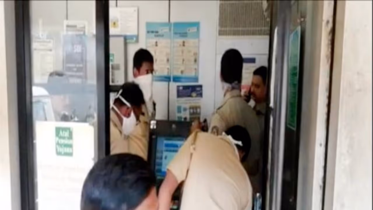 കൊവിഡ് ഭീതിക്കിടെയും കണ്ണൂരില് എടിഎം തകര്ത്ത് കവര്ച്ചാ ശ്രമം കൊവിഡ് ഭീതിക്കിടെയും കണ്ണൂരില് എടിഎം തകര്ത്ത് കവര്ച്ചാ ശ്രമം