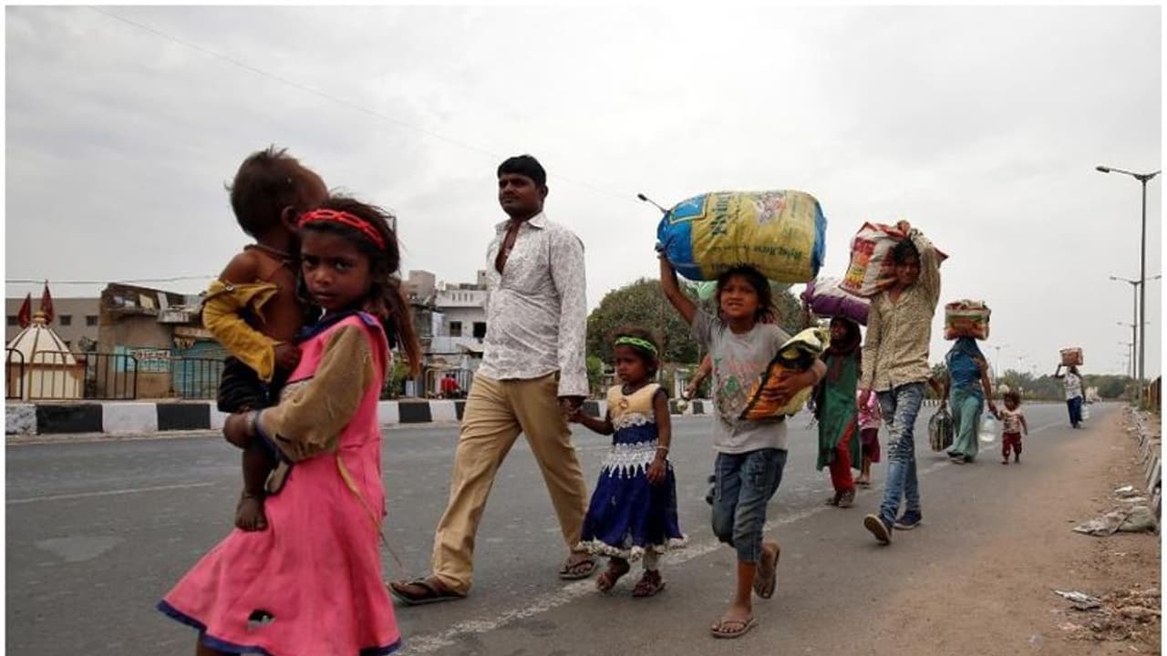 ছাড়পত্র পেলেও এখনও অনিশ্চিত বাড়ি ফেরা, অভিবাসী শ্রমিকদের জন্য ট্রেনের দাবি রাজ্যের ছাড়পত্র পেলেও এখনও অনিশ্চিত বাড়ি ফেরা, অভিবাসী শ্রমিকদের জন্য ট্রেনের দাবি রাজ্যের