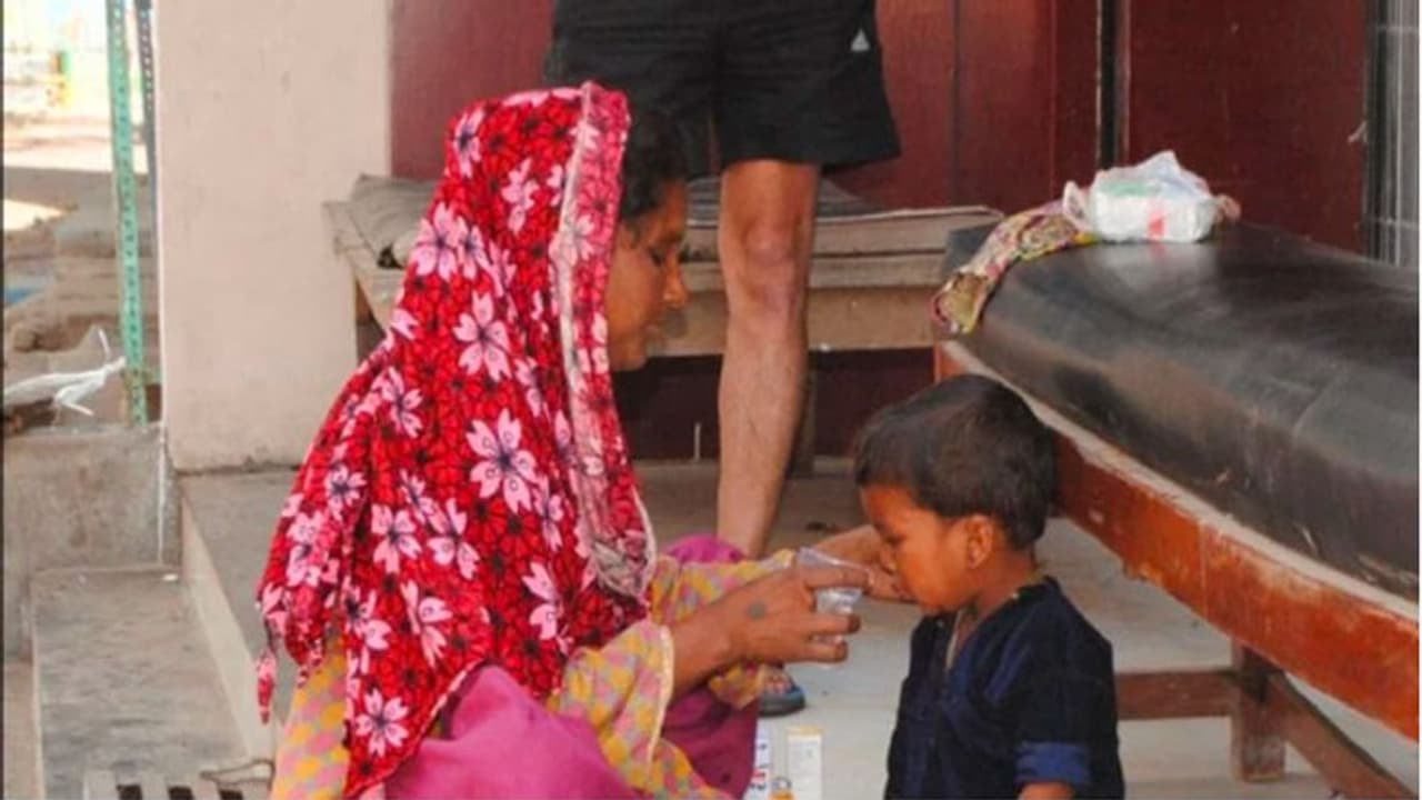 लॉकडाउन : बेटे की तबियत थी ज्यादा खराब, बेटे को गोद में लेकर 30 किमी पैदल चलकर अस्पताल पहुंची मां लॉकडाउन : बेटे की तबियत थी ज्यादा खराब, बेटे को गोद में लेकर 30 किमी पैदल चलकर अस्पताल पहुंची मां