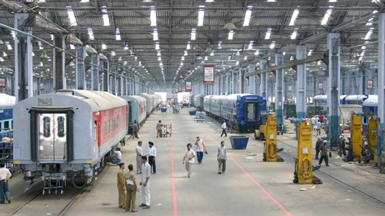 कोरोना वॉरियर: कोच फैक्ट्रियों में बन रहे मास्क सैनिटाइजर, जरूरत पड़ने कोच बनेंगे आइसोलेशन वार्ड कोरोना वॉरियर: कोच फैक्ट्रियों में बन रहे मास्क सैनिटाइजर, जरूरत पड़ने कोच बनेंगे आइसोलेशन वार्ड