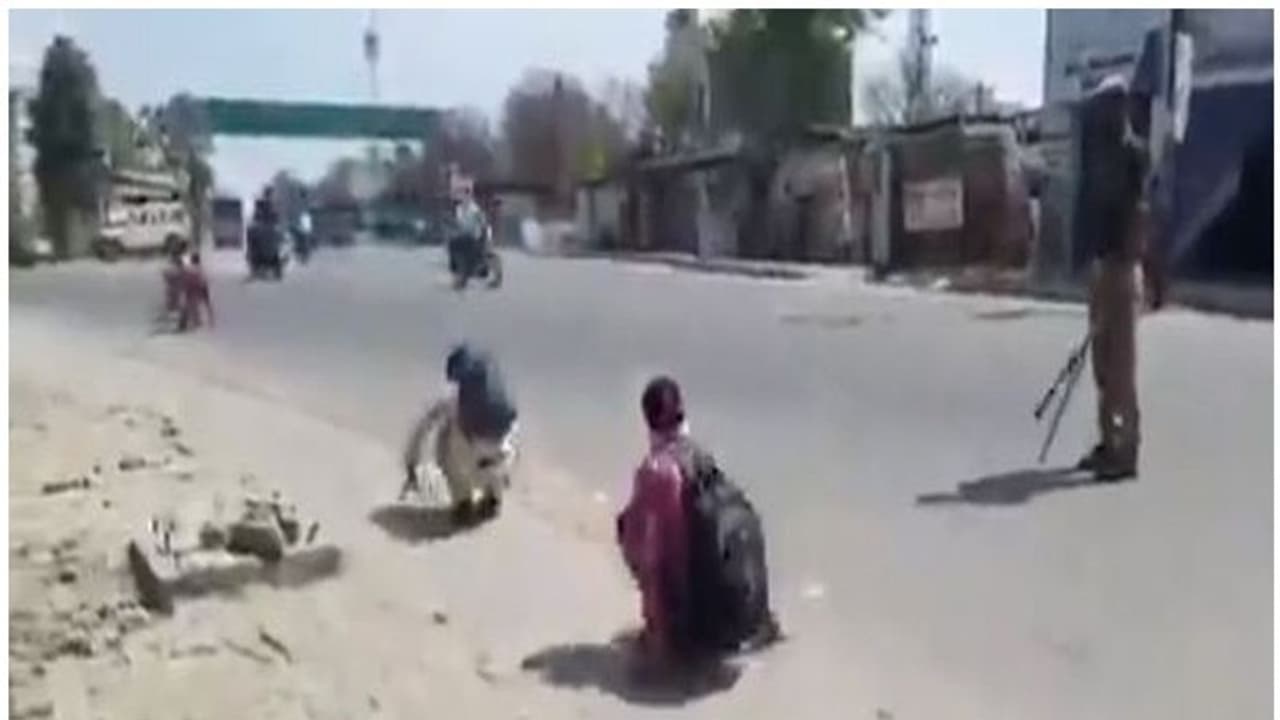 ലോക്ക് ഡൗൺ ലംഘിച്ചു; പൊരിവെയിലത്ത് റോഡിൽ 'തവളച്ചാട്ടം' ശിക്ഷ വിധിച്ച് പൊലീസ്; വീഡിയോ ലോക്ക് ഡൗൺ ലംഘിച്ചു; പൊരിവെയിലത്ത് റോഡിൽ 'തവളച്ചാട്ടം' ശിക്ഷ വിധിച്ച് പൊലീസ്; വീഡിയോ