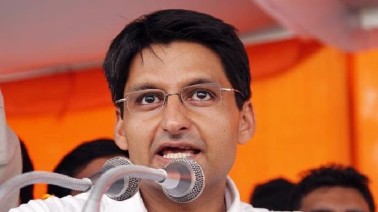 ಸಿಂಧಿಯಾ ರಾಹುಲ್ ಮುನಿಸು; ಹೂಡಾಗೆ ಮಂಡಿಯೂರಿದ ‘ಕೈ’ಕಮಾಂಡ್ ಸಿಂಧಿಯಾ ರಾಹುಲ್ ಮುನಿಸು; ಹೂಡಾಗೆ ಮಂಡಿಯೂರಿದ ‘ಕೈ’ಕಮಾಂಡ್