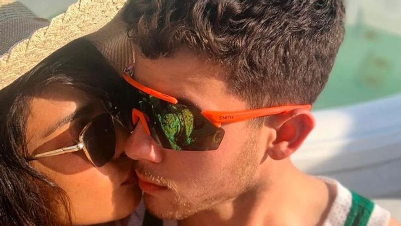 নিকের সঙ্গে লাইভের মাঝেই ঘনিষ্ঠ হয়ে উঠলেন প্রিয়াঙ্কা, ভিডিও ভাইরাল হতেই নেটদুনিয়ায় শোরগোল নিকের সঙ্গে লাইভের মাঝেই ঘনিষ্ঠ হয়ে উঠলেন প্রিয়াঙ্কা, ভিডিও ভাইরাল হতেই নেটদুনিয়ায় শোরগোল