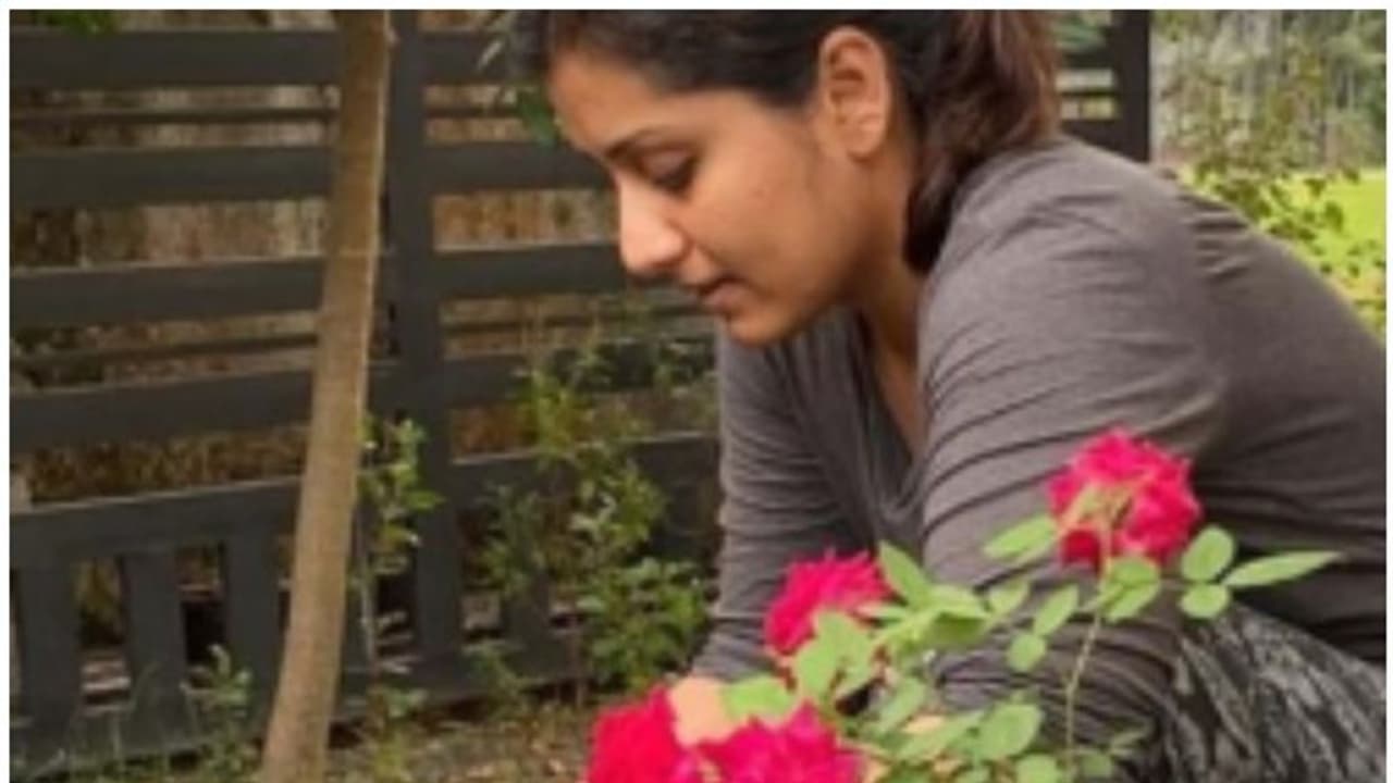 വെണ്ടയും ചീരയും ഒക്കെ വിത്ത് പാകി; ക്വാറന്റൈൻ കാലത്തെ കുറിച്ച് സരയൂ മോഹൻ വെണ്ടയും ചീരയും ഒക്കെ വിത്ത് പാകി; ക്വാറന്റൈൻ കാലത്തെ കുറിച്ച് സരയൂ മോഹൻ