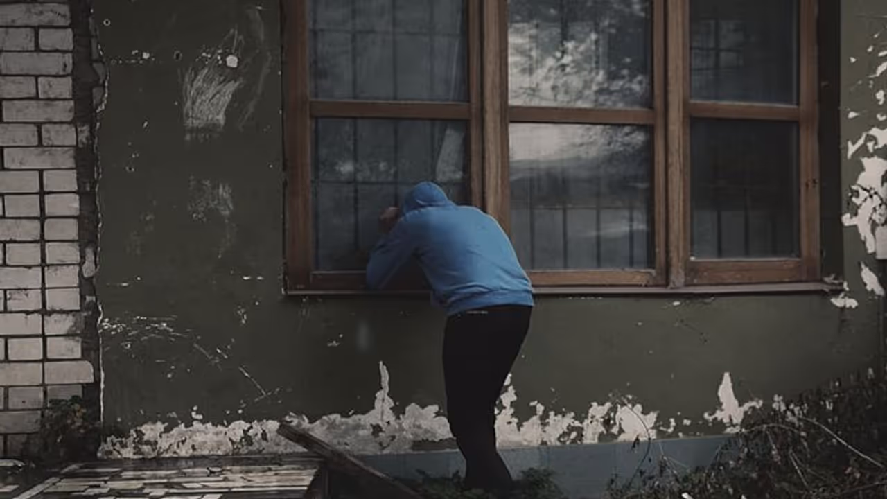 ప్రియురాలిని చూడాలని క్వారంటైన్ నుంచి పరార్: లవర్ని కూడా బుక్ చేశాడు ప్రియురాలిని చూడాలని క్వారంటైన్ నుంచి పరార్: లవర్ని కూడా బుక్ చేశాడు