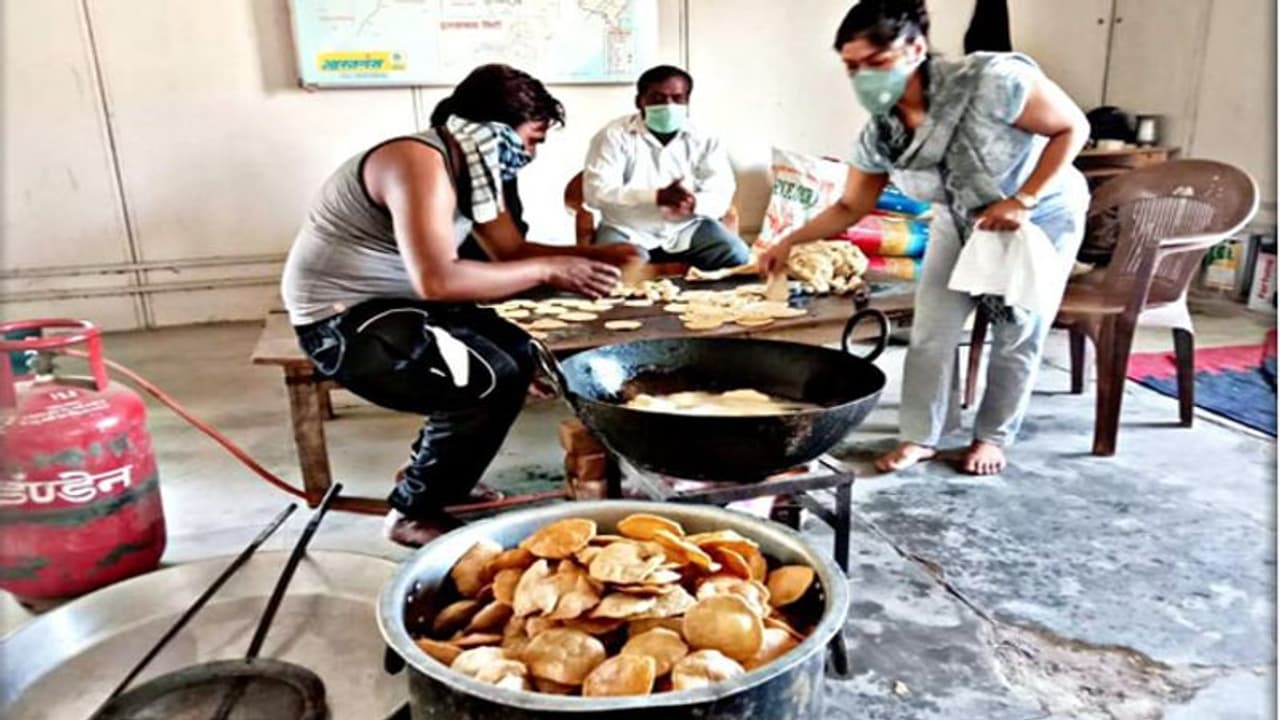लॉकडाउन के बीच UP पुलिस का एक चेहरा ये भीः जरूरतमंदों के लिए खुद खाना तैयार कर रहे पुलिसकर्मी लॉकडाउन के बीच UP पुलिस का एक चेहरा ये भीः जरूरतमंदों के लिए खुद खाना तैयार कर रहे पुलिसकर्मी
