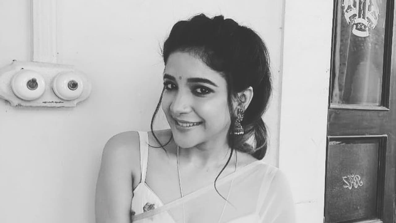 ட்ரான்ஸ்பிரன்ட் புடவையில் செம்ம கிளாமர்...எடுப்பான முன்னழகை காட்டி இளசுகளை தும்சம் செய்த சாக்‌ஷி அகர்வால்...!