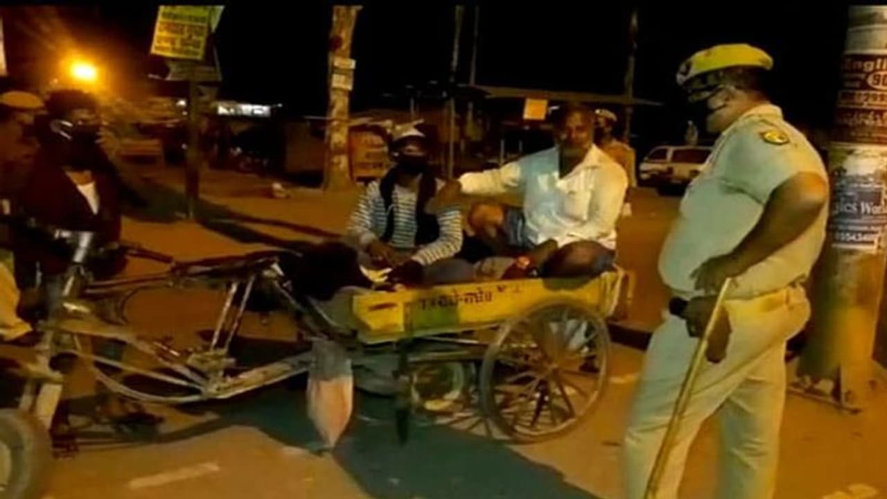 लॉकडाउन में भूखे प्यासे घर निकले मजदूर...साइकिल रिक्शा में इंजन लगा किया 800 किमी. का सफर लॉकडाउन में भूखे प्यासे घर निकले मजदूर...साइकिल रिक्शा में इंजन लगा किया 800 किमी. का सफर