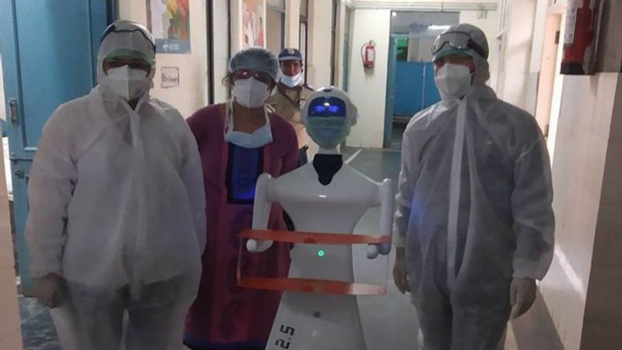 കൊവിഡ് 19; രോ​ഗികൾക്ക് ഭക്ഷണവും മരുന്നും നൽകാൻ റോബോട്ട്