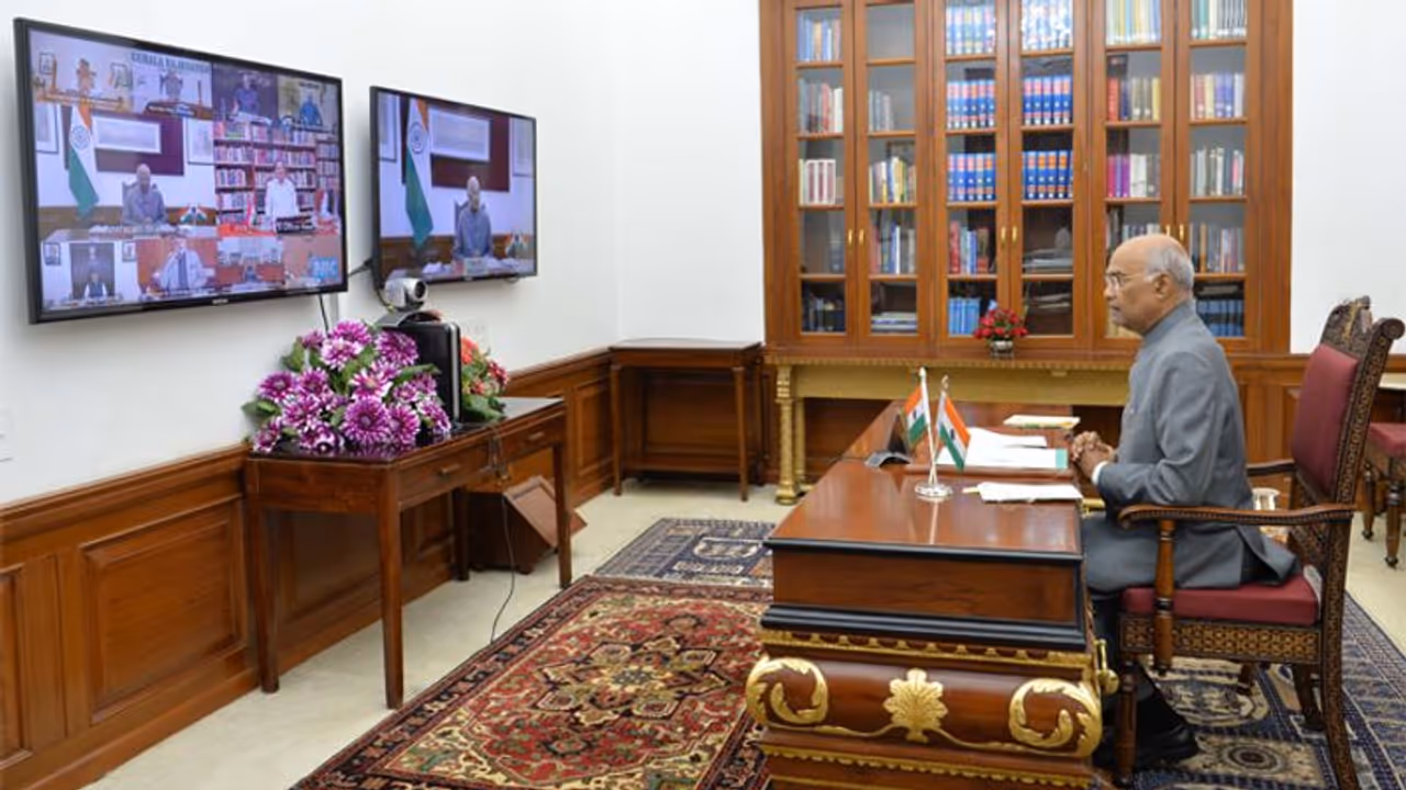 कोरोना से जंग : राष्ट्रपति ने राज्यपालों से की बात, कहा लड़ाई में समाज की सामूहिक शक्ति सबसे महत्वपूर्ण कोरोना से जंग : राष्ट्रपति ने राज्यपालों से की बात, कहा लड़ाई में समाज की सामूहिक शक्ति सबसे महत्वपूर्ण