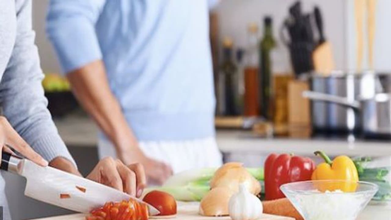 കൊവിഡ് 19: ഭക്ഷണം തയ്യാറാക്കുമ്പോഴും കഴിക്കുമ്പോഴും ശ്രദ്ധിക്കേണ്ട കാര്യങ്ങൾ കൊവിഡ് 19: ഭക്ഷണം തയ്യാറാക്കുമ്പോഴും കഴിക്കുമ്പോഴും ശ്രദ്ധിക്കേണ്ട കാര്യങ്ങൾ