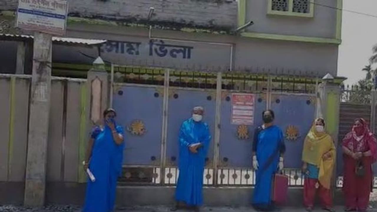 'আক্রান্ত' পুরসভার কর্মীরা, কোয়ারেন্টাইনে থাকতে রাজি নন বেঙ্গালুরু ফেরত তরুণী 'আক্রান্ত' পুরসভার কর্মীরা, কোয়ারেন্টাইনে থাকতে রাজি নন বেঙ্গালুরু ফেরত তরুণী