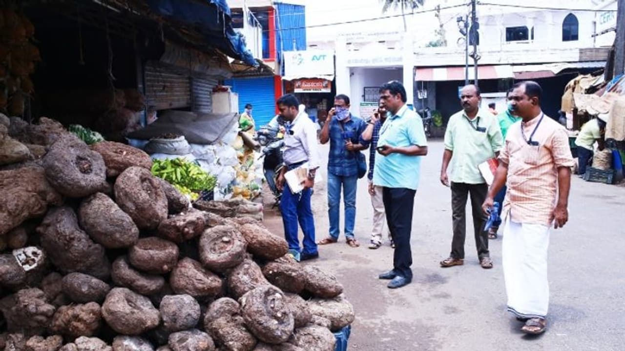 കുപ്പിവെള്ളം വില കൂട്ടി വിറ്റ അഞ്ച് കേസുകൾ, മാസ്ക്കിന് അമിത വില ഈടാക്കിയതിന് 15,000 രൂപ പിഴ കുപ്പിവെള്ളം വില കൂട്ടി വിറ്റ അഞ്ച് കേസുകൾ, മാസ്ക്കിന് അമിത വില ഈടാക്കിയതിന് 15,000 രൂപ പിഴ
