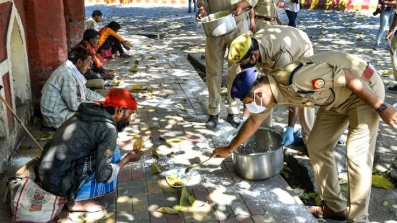 'ഒരു കൈത്താങ്ങ്'; നിത്യവൃത്തിക്ക് വേണ്ടി കഷ്ടപ്പെടുന്നവർക്ക് റേഷനും ഭക്ഷണവും വിതരണം ചെയ്ത് പൊലീസുകാർ 'ഒരു കൈത്താങ്ങ്'; നിത്യവൃത്തിക്ക് വേണ്ടി കഷ്ടപ്പെടുന്നവർക്ക് റേഷനും ഭക്ഷണവും വിതരണം ചെയ്ത് പൊലീസുകാർ