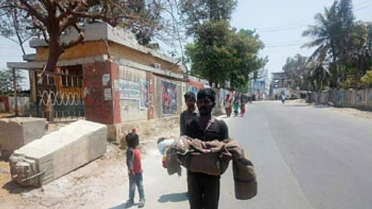 కరోనా లాక్ డౌన్: కన్న కొడుకు శవాన్ని కని, పెంచిన చేతులపైన్నే మోసుకెళ్లి...