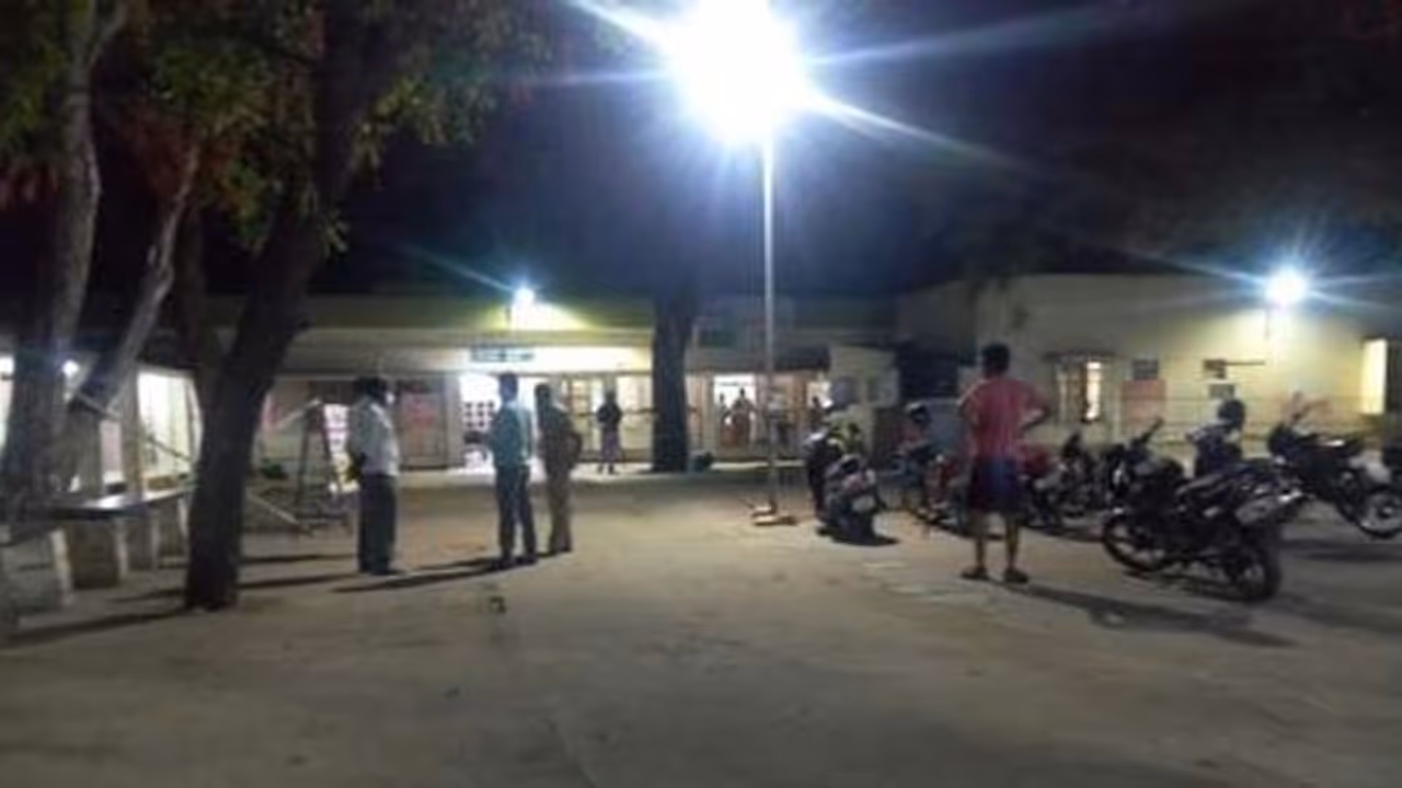 தனிமைப்படுத்தப்பட்ட விரக்தி..! வெறியில் மூதாட்டியின் குரல்வளையை கடித்துக் கொன்ற கொடூர வாலிபர்..!