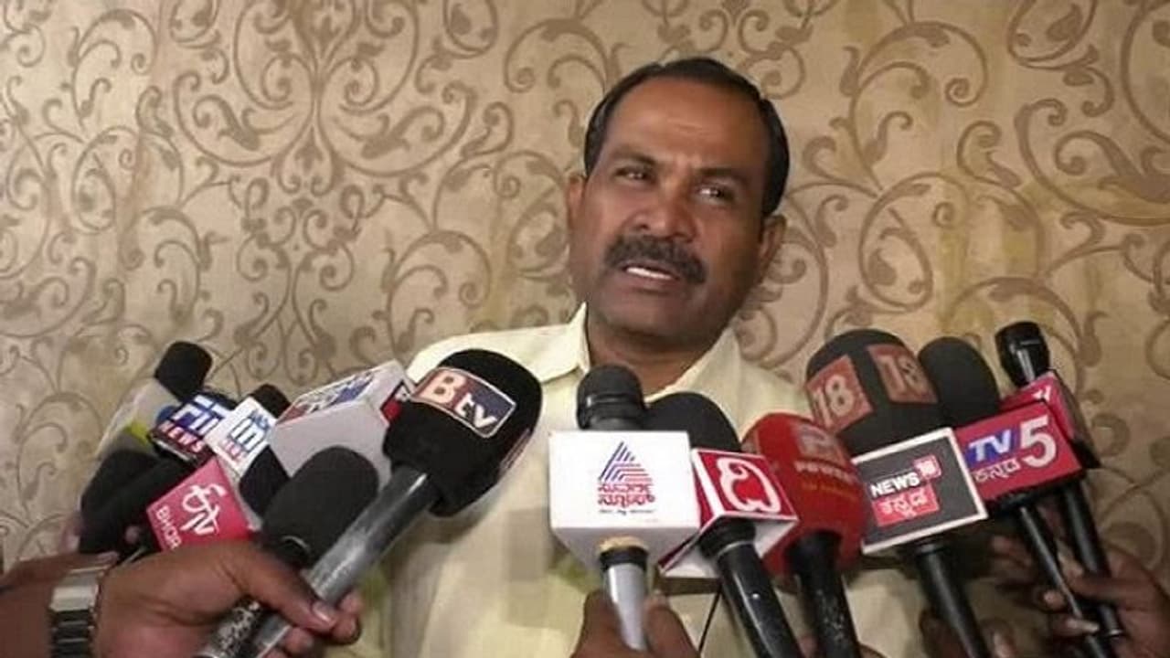 'ಬೇರೆ ರಾಜ್ಯಗಳಲ್ಲಿ ಆಹಾರ ಸಿಗದೆ ಕನ್ನಡಿಗರ ಪರದಾಟ: ಗುಳೆ ಹೋದ ಜನರ ವಾಪಸ್ ಕರೆತನ್ನಿ' 'ಬೇರೆ ರಾಜ್ಯಗಳಲ್ಲಿ ಆಹಾರ ಸಿಗದೆ ಕನ್ನಡಿಗರ ಪರದಾಟ: ಗುಳೆ ಹೋದ ಜನರ ವಾಪಸ್ ಕರೆತನ್ನಿ'