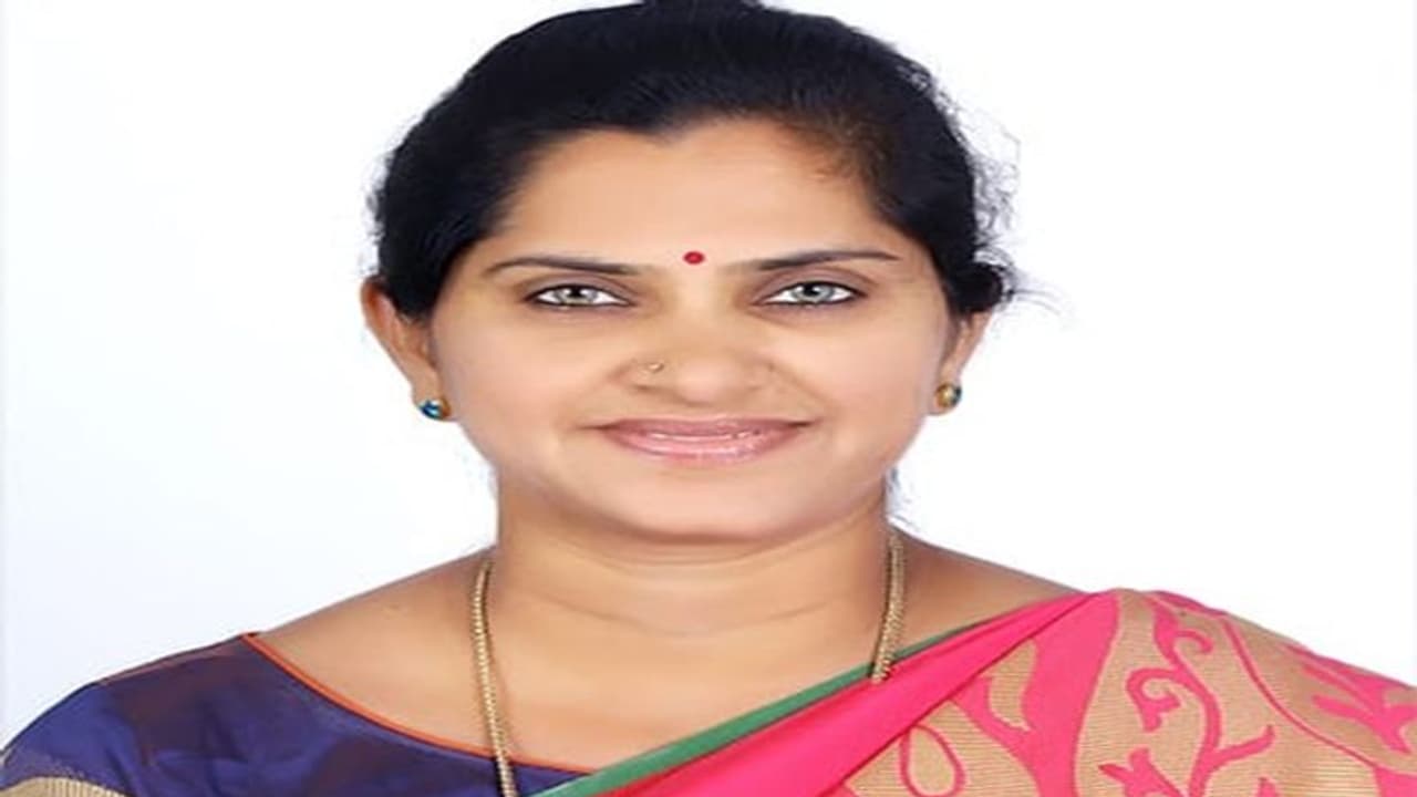 డాక్టర్ ఎం. దేవేంద్ర తెలుగు కవిత: కరోనాతో యుద్ధం డాక్టర్ ఎం. దేవేంద్ర తెలుగు కవిత: కరోనాతో యుద్ధం