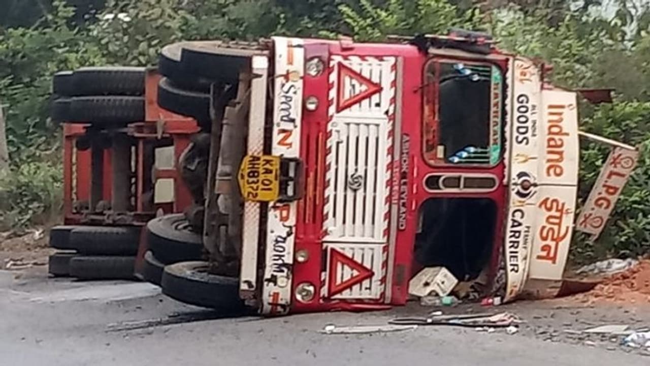 ರಸ್ತೆಗೆ ಉರುಳಿದ ಗ್ಯಾಸ್‌ ಟ್ಯಾಂಕರ್‌: ಮಂಗಳೂರು ಬೆಂಗಳೂರು ರಾಷ್ಟ್ರೀಯ ಹೆದ್ದಾರಿ ಬಂದ್