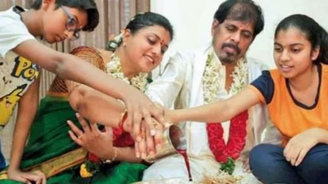 கொரோனா பிடியில் இருந்து மக்களை காப்பாற்ற குடும்பத்துடன் யாகம் நடத்திய நடிகை ரோஜா! கொரோனா பிடியில் இருந்து மக்களை காப்பாற்ற குடும்பத்துடன் யாகம் நடத்திய நடிகை ரோஜா!