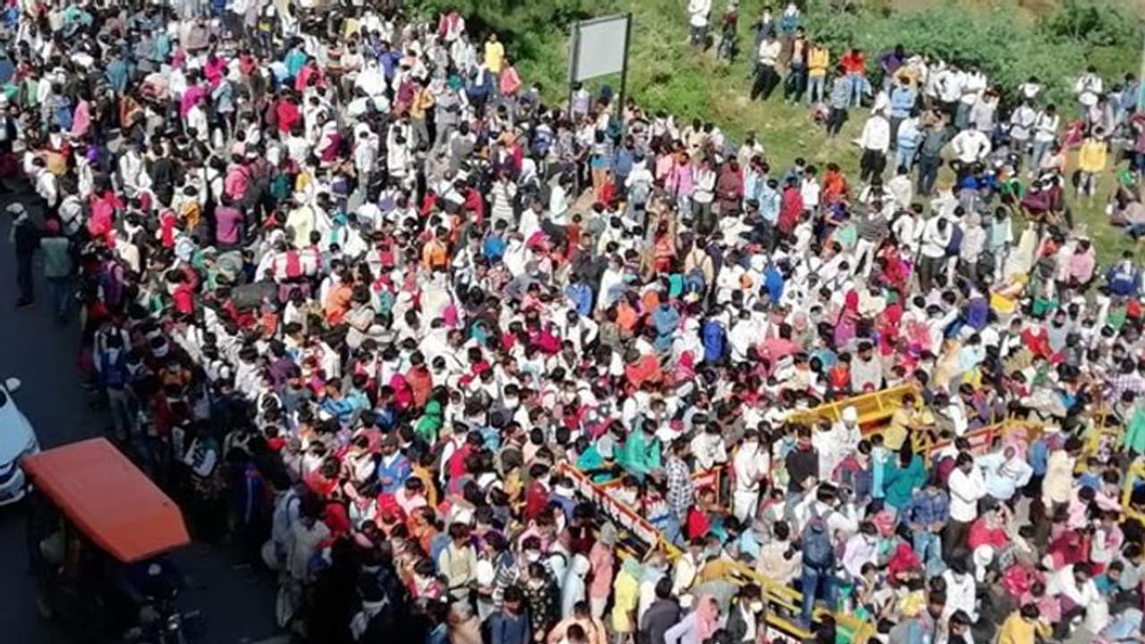 पलायन: राहुल गांधी ने कहा, सरकार है इसकी जिम्मेदार, जल्द कदम उठाए, कहीं ये बड़ी त्रासदी ना बन जाए पलायन: राहुल गांधी ने कहा, सरकार है इसकी जिम्मेदार, जल्द कदम उठाए, कहीं ये बड़ी त्रासदी ना बन जाए