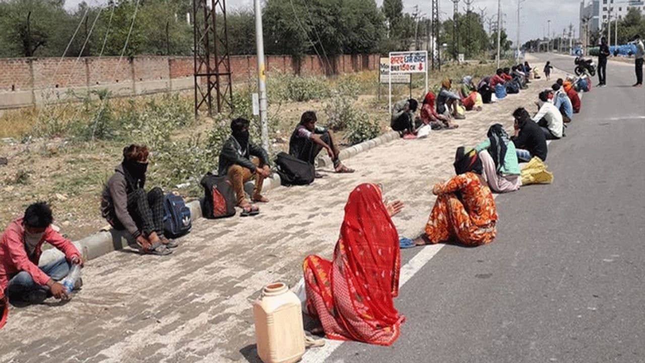 कोरोना का डर जिंदगी निगल रहा..पैदल घर जा रहे 4 मजदूरों की दर्दनाक मौत, 2 दिन से नहीं मिली थी रोटी कोरोना का डर जिंदगी निगल रहा..पैदल घर जा रहे 4 मजदूरों की दर्दनाक मौत, 2 दिन से नहीं मिली थी रोटी