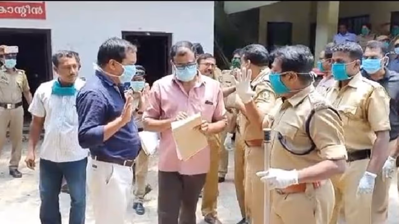 കാന്റീൻ പൂട്ടിക്കാനെത്തിയ ഉദ്യോഗസ്ഥരും പൊലീസുകാരും തമ്മിൽ ഉന്തും തള്ളും കാന്റീൻ പൂട്ടിക്കാനെത്തിയ ഉദ്യോഗസ്ഥരും പൊലീസുകാരും തമ്മിൽ ഉന്തും തള്ളും