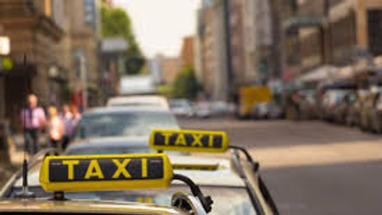 250 కిలోమీటర్ల ప్రయాణానికి రూ.10 వేలు ఛార్జీ.. ఎన్ఆర్ఐల విమర్శలు 250 కిలోమీటర్ల ప్రయాణానికి రూ.10 వేలు ఛార్జీ.. ఎన్ఆర్ఐల విమర్శలు