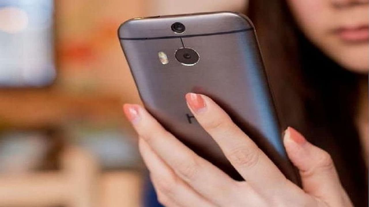 కృష్ణా జిల్లాలో దారుణం...కేవలం మొబైల్ కోసం దారుణ హత్య