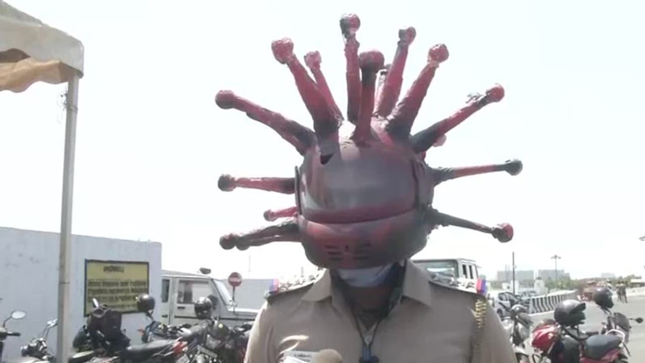 पुलिस ने निकाला अनोखा तरीका, कोरोना वायरस बन लोगों को डराया, ताकि लॉकडाउन में घर पर रहें पुलिस ने निकाला अनोखा तरीका, कोरोना वायरस बन लोगों को डराया, ताकि लॉकडाउन में घर पर रहें