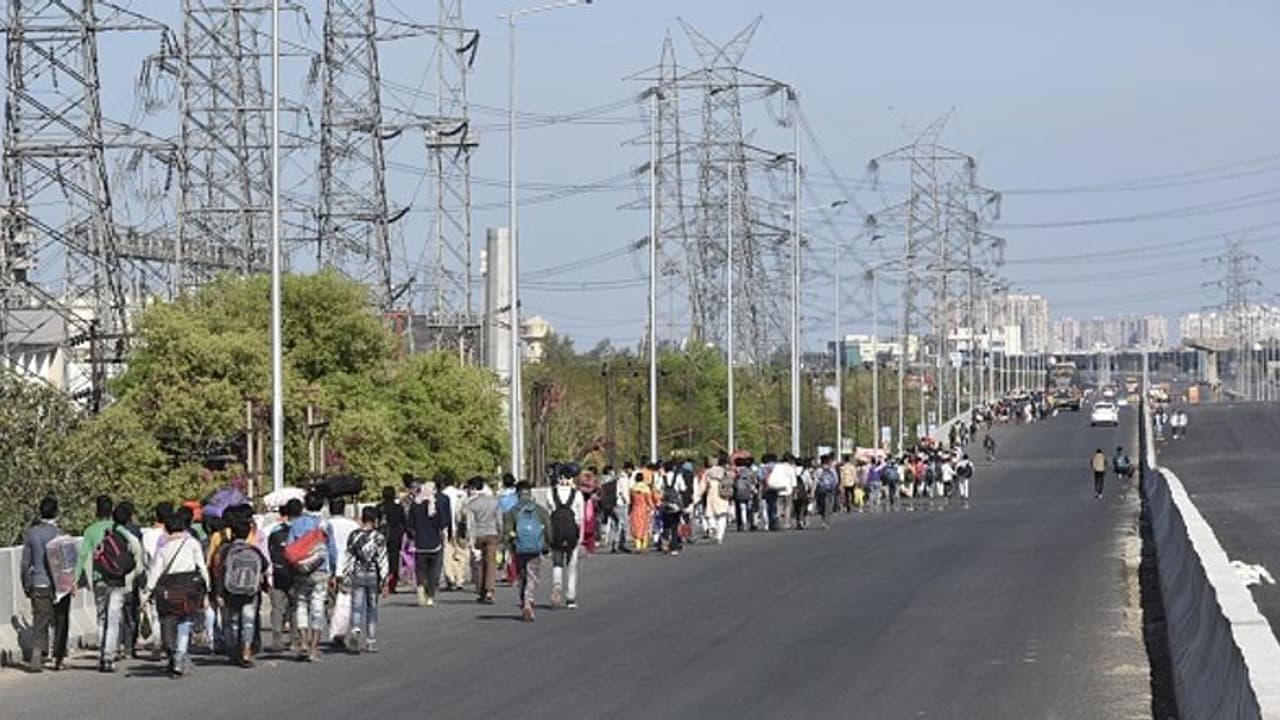 ಬೆಂಗಳೂರಲ್ಲಿ ಲಾಕ್ಡೌನ್ ಭೀತಿ : ಮತ್ತೆ ಕಾರ್ಮಿಕರ ಗುಳೆ ಬೆಂಗಳೂರಲ್ಲಿ ಲಾಕ್ಡೌನ್ ಭೀತಿ : ಮತ್ತೆ ಕಾರ್ಮಿಕರ ಗುಳೆ