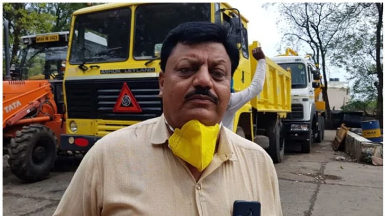 അമ്മ മരിച്ചതറിഞ്ഞിട്ടും ജോലി തുടര്‍ന്നു, തോളെല്ലൊടിഞ്ഞിട്ടും ഓഫീസിലെത്തി; നാടിനുവേണ്ടി നിരത്തലിറങ്ങി ഇവര്‍...