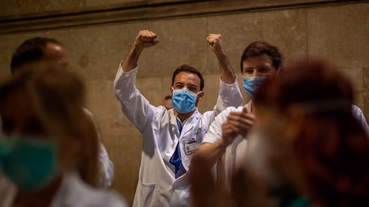 కరోనా ఎఫెక్ట్.. క్వారంటైన్ నుంచి నగ్నంగా బయటకు పరుగులు... కరోనా ఎఫెక్ట్.. క్వారంటైన్ నుంచి నగ్నంగా బయటకు పరుగులు...