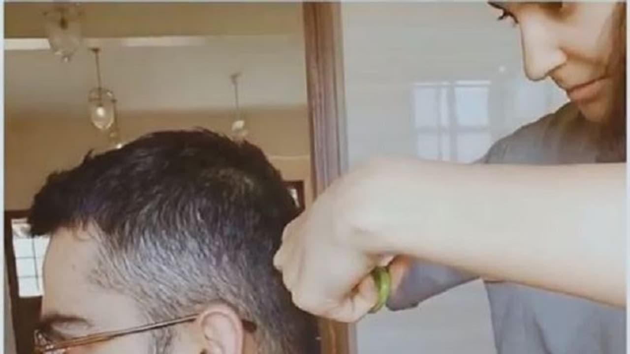 ಭಾರತ ಲಾಕ್ಡೌನ್; ಕತ್ತರಿ ಹಿಡಿದು ಕೊಹ್ಲಿ ಹೇರ್ ಕಟ್ಟಿಂಗ್ ಮಾಡಿದ ಪತ್ನಿ ಅನುಷ್ಕಾ! ಭಾರತ ಲಾಕ್ಡೌನ್; ಕತ್ತರಿ ಹಿಡಿದು ಕೊಹ್ಲಿ ಹೇರ್ ಕಟ್ಟಿಂಗ್ ಮಾಡಿದ ಪತ್ನಿ ಅನುಷ್ಕಾ!