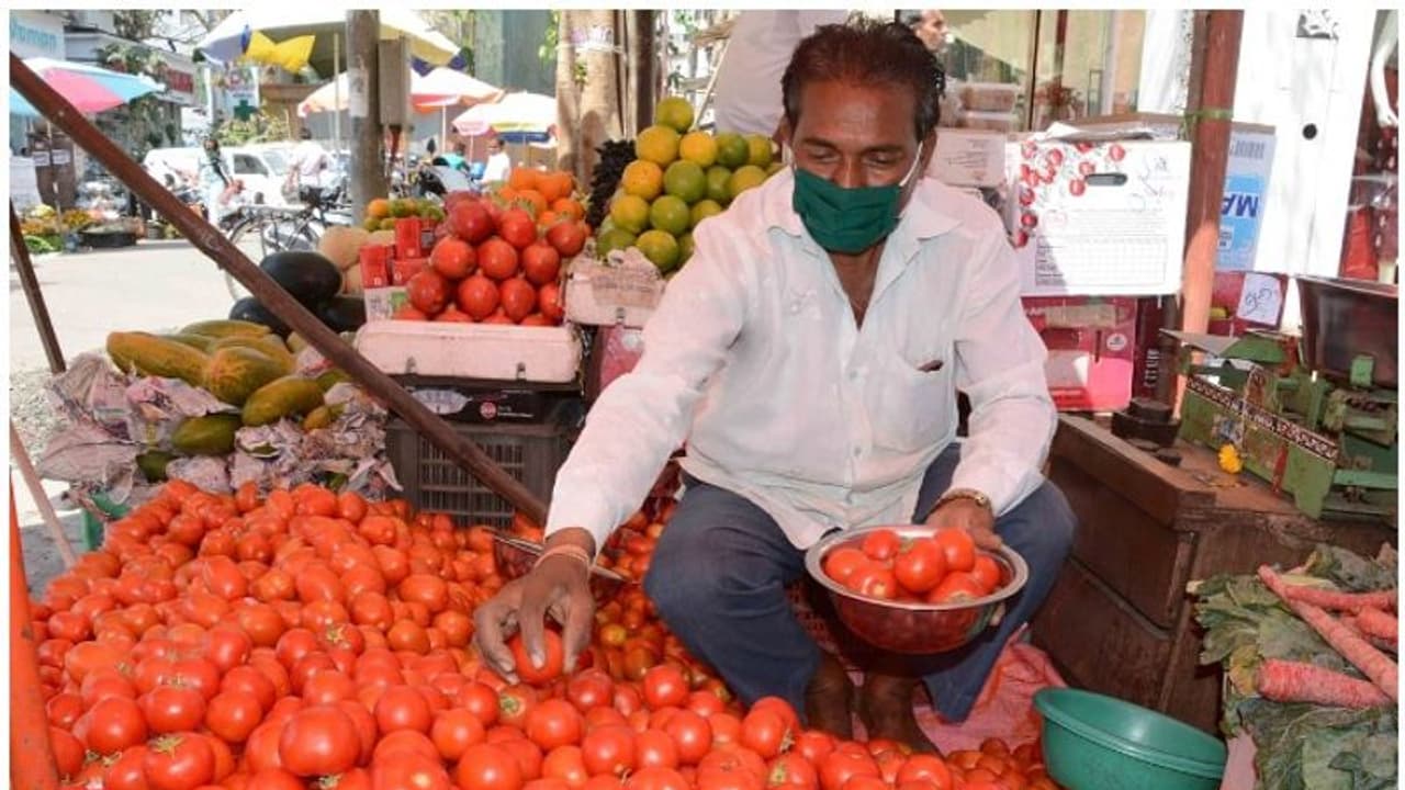 തമിഴ്നാട്ടിലെ മാർക്കറ്റുകൾ അടച്ചിടുന്നത് പച്ചക്കറി ക്ഷാമമുണ്ടാക്കുന്നതായി വ്യാപാരികൾ; ഇടപെടുമെന്ന് മന്ത്രി തമിഴ്നാട്ടിലെ മാർക്കറ്റുകൾ അടച്ചിടുന്നത് പച്ചക്കറി ക്ഷാമമുണ്ടാക്കുന്നതായി വ്യാപാരികൾ; ഇടപെടുമെന്ന് മന്ത്രി