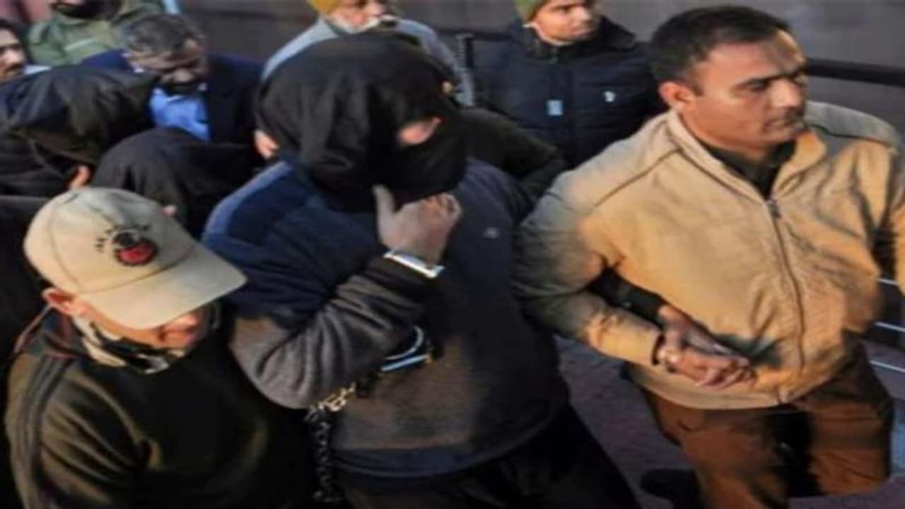 DSP दविंदर सिंह मामला: हिजबुल के आतंकी को पुलिस हिरासत में भेजा गया, VVIP की हत्या की रच रहे थे साजिश DSP दविंदर सिंह मामला: हिजबुल के आतंकी को पुलिस हिरासत में भेजा गया, VVIP की हत्या की रच रहे थे साजिश