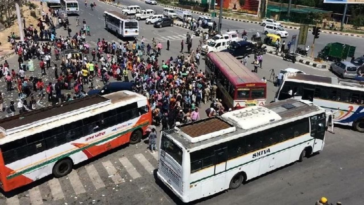 कोरोना@काम की खबरः दूसरे राज्यों में फंसे लोगों को लाने के लिए लगाई गईं 1000 बसें कोरोना@काम की खबरः दूसरे राज्यों में फंसे लोगों को लाने के लिए लगाई गईं 1000 बसें